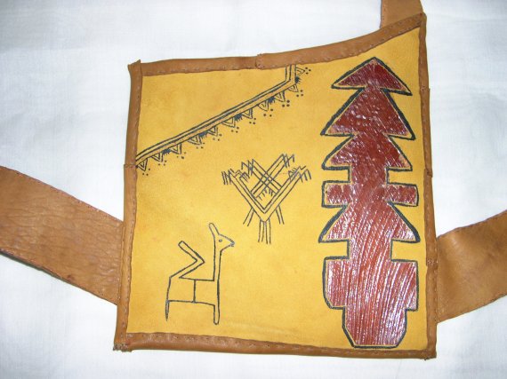 Pochette ventrale en cuir et fibre de palmier vue en détail