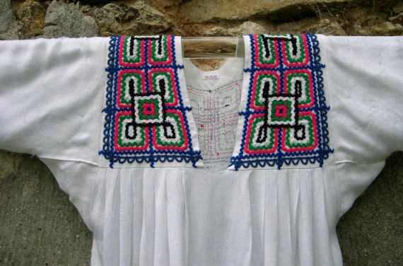 Robe Kabyle blanche à galons en laine encolure