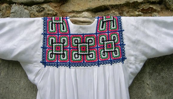 Robe Kabyle blanche à galons en laine