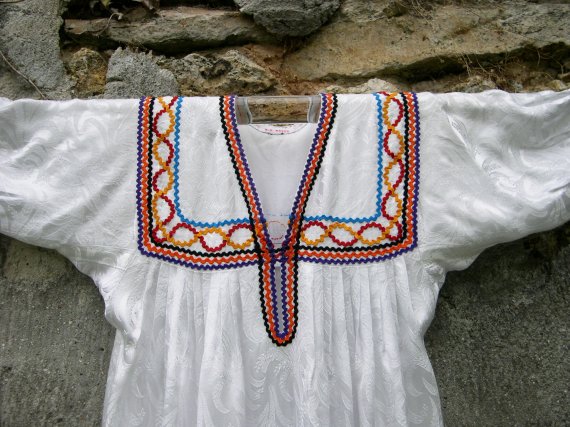 Robe Kabyle blanche à galons encolure
