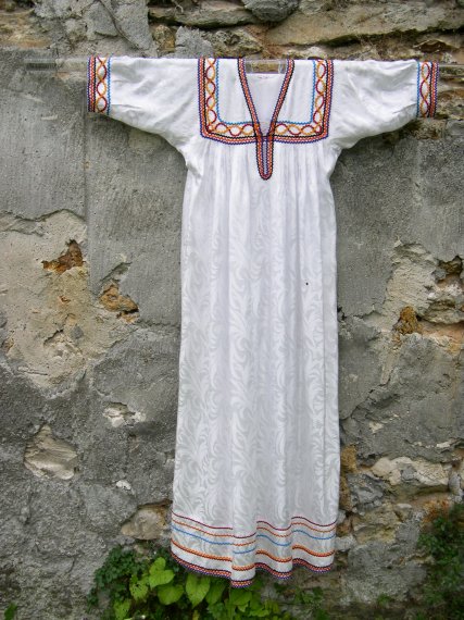 Robe Kabyle blanche à galons