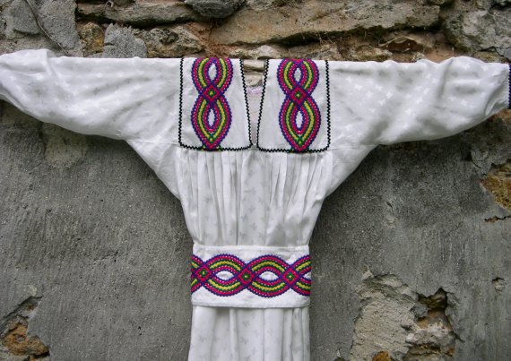 Robe blanche Le Huit détail de l'encolure