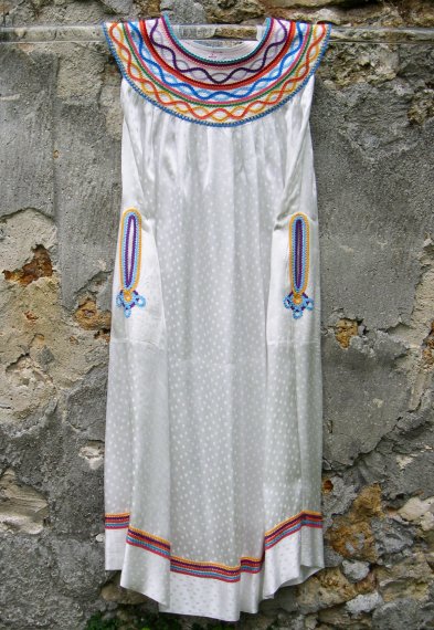 Robe blanche à galons en arrondi