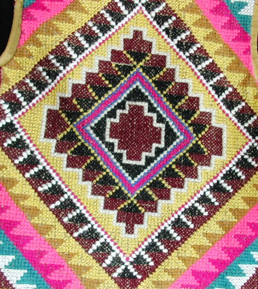 Gilet en toile de jute rebrodé