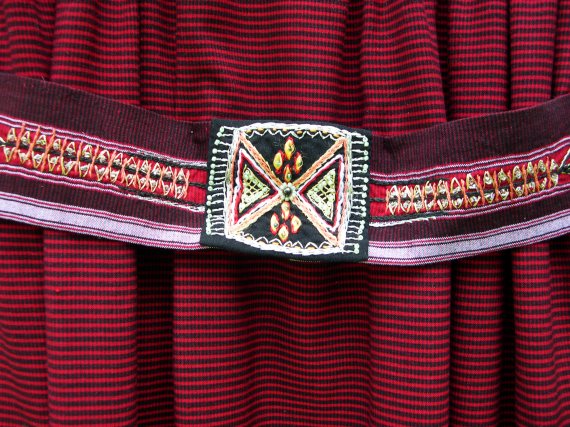 Robe en Fouta ancienne détail de la ceinture
