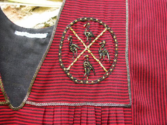 Détail des broderies de l'encolure 1