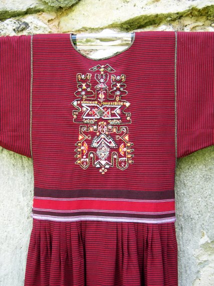 Robe en Fouta ancienne détail de l'encolure vue de dos