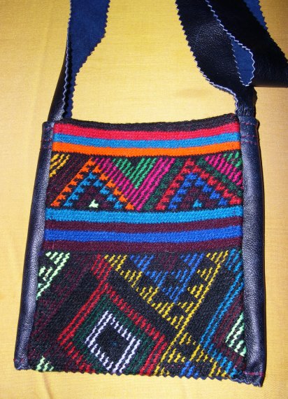 Pochette tissage à la main et cuir