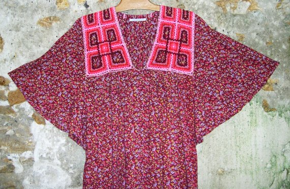 Robe Kabyle avec manches rondes détail de l'encolure