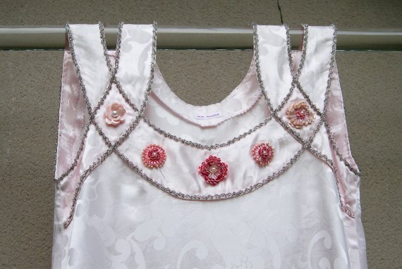 Robe à Roses perlées détail de l'encolure