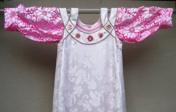 Robe à Roses perlées détail des manches