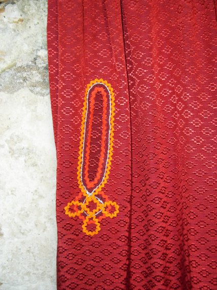 Robe rouge orangée détail de la poche