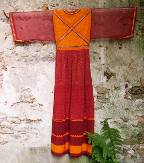 Robe rouge orangée dos