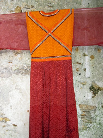 Robe rouge orangée Détail du dos de la robe