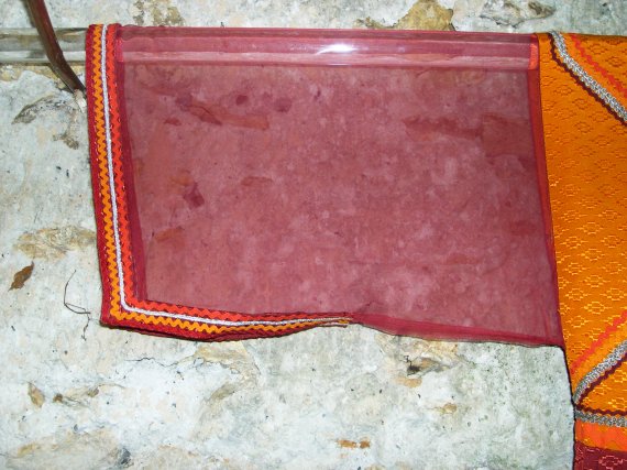 Robe rouge orangée détail de la manche