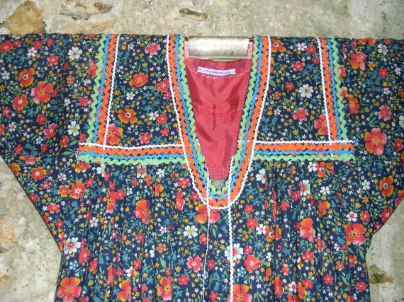Robe Kabyle en tissu coton à fleur et galons détail encolure