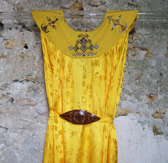 Robe jaune détail de la ceinture en courge