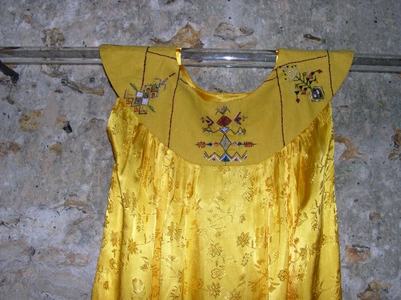 Robe jaune détail de l'encolure