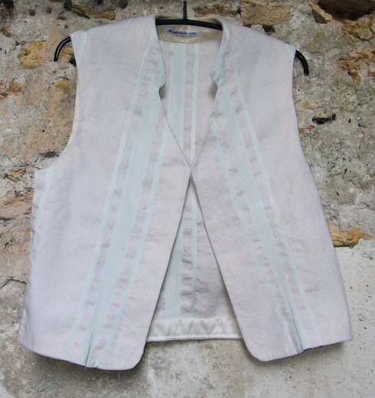 Gilet en laine blanche et soie bleue