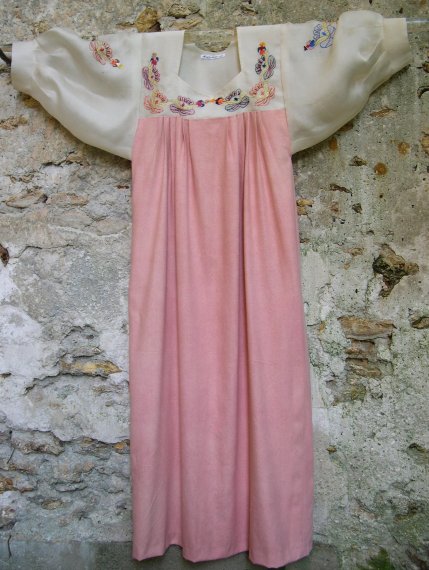 Robe avec empiècement et manches en soie