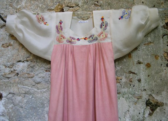 Robe avec empiècement et manches en soie détail de l'encolure
