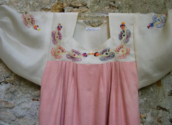 Robe avec empiècement et manches en soie détail de l'encolure
