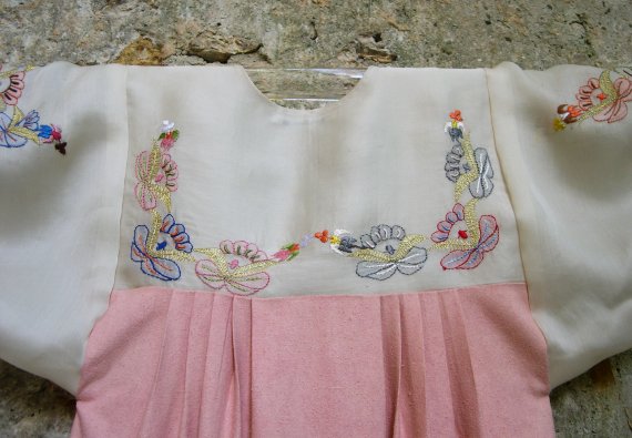 Robe avec empiècement et manches en soie détail de l'encolure dos