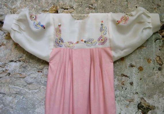 Robe avec empiècement et manches en soie détail de l'encolure dos
