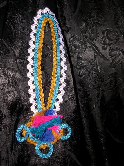 Robe Kabyle noire à galons détail de la poche