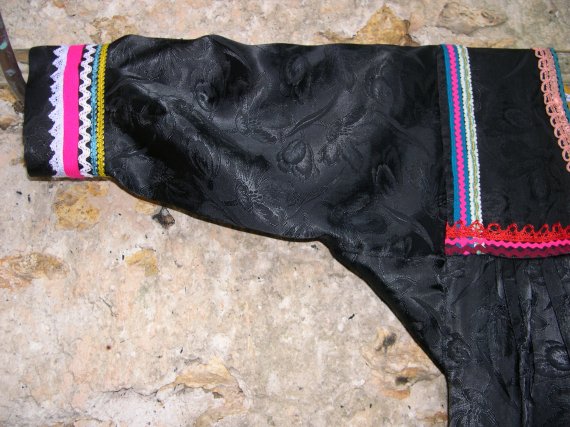 Robe Kabyle noire à galons détail de la manche