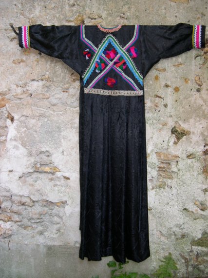 Robe Kabyle noire à galons vue de dos
