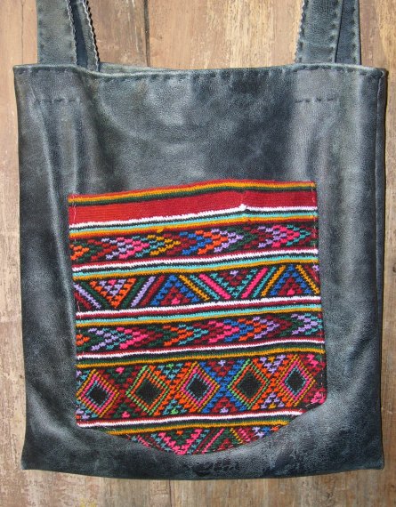 Sac en cuir bleu et tissage de Tamanrasset vue en détail